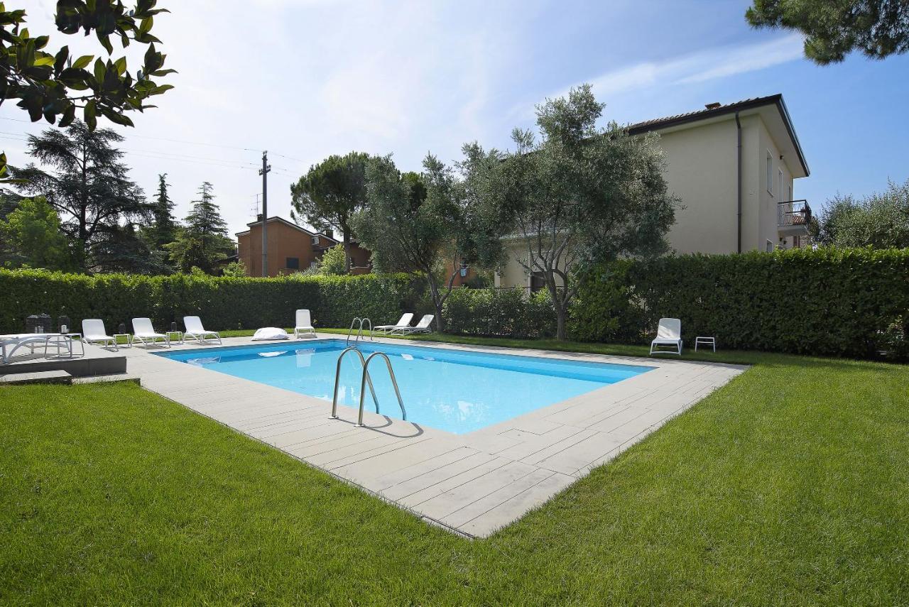 Baseventuno 4 Bilocale Apartment Sirmione Bagian luar foto